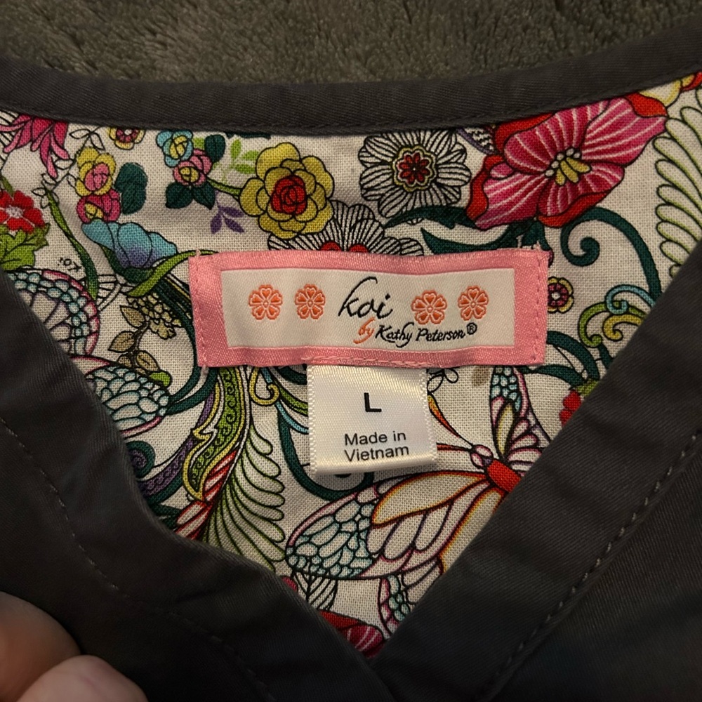 Koi Charcoal Scrub Top with Vibrant Floral Lining - Picture 4 of 4